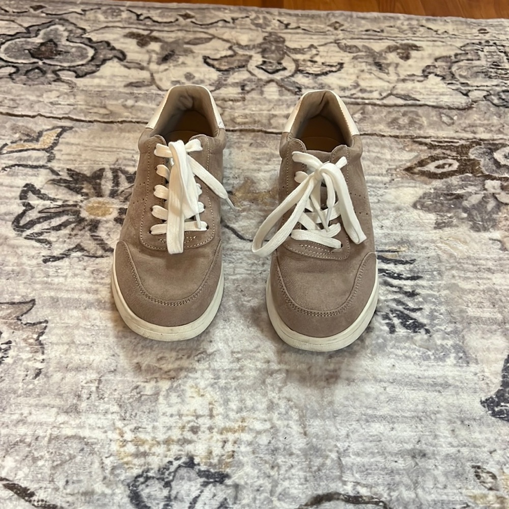 Slightly worn Old Navy Size 6 Women’s Shoes 👟 🤎